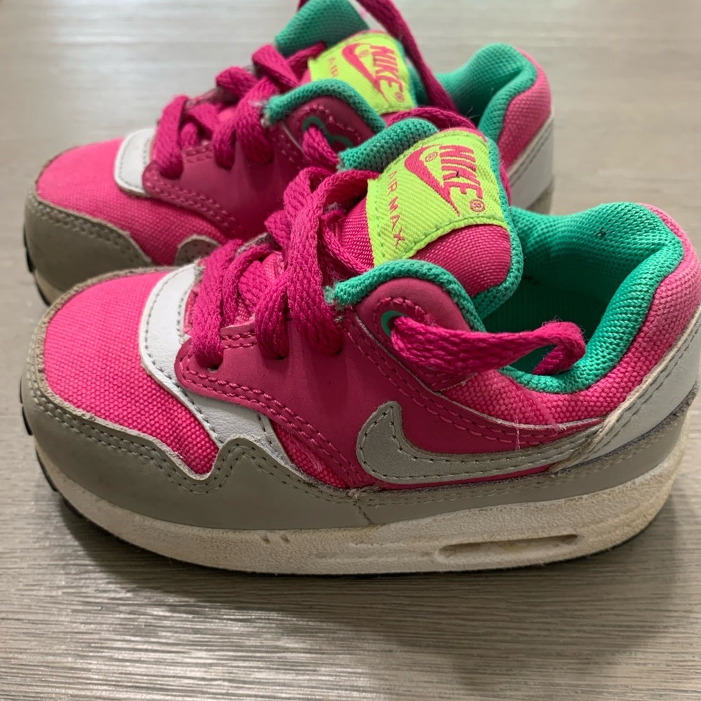 Toddler girls’ Nike Air Max- Size 6